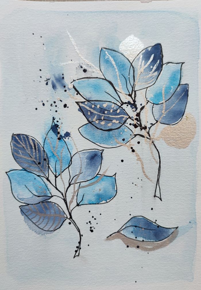 Aquarell-Bild mit blauen und silbernen Blättern
