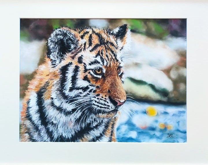 Tierportrait Tigerbaby - seitliche Kopfansicht vor diffusem Hintergrund