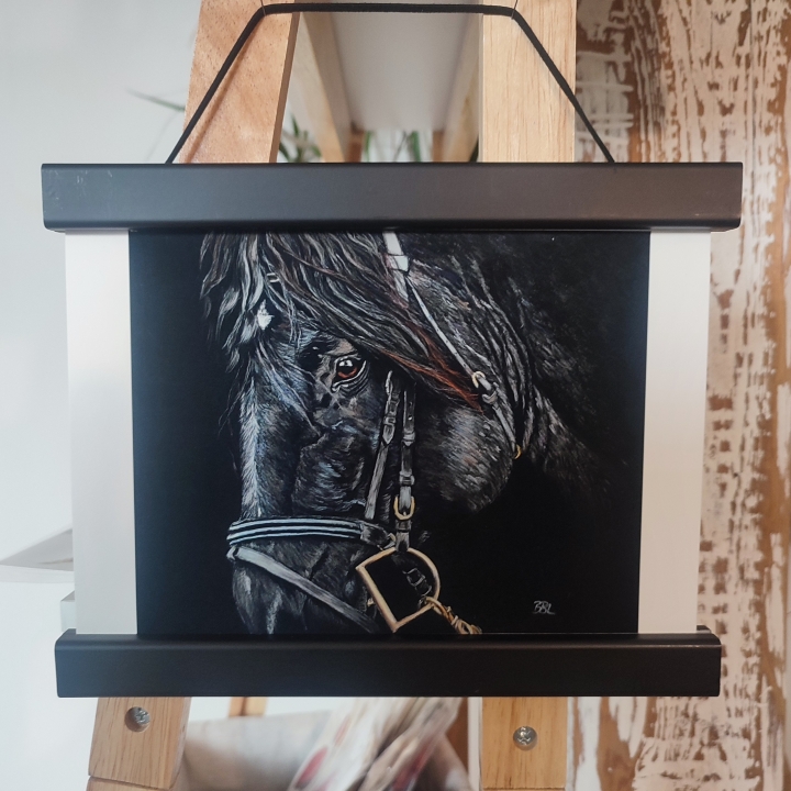 Fine-art-Print schwarzes Pferd mit schwarzer Posterleiste